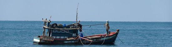 Fischerboot auf der Fahrt zurück zum Hafen
