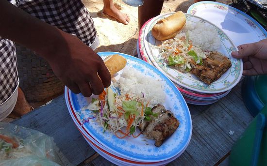 Barracuda vom Grill, Salat, Reis und Weißbrot - Softdrinks nach Wunsch