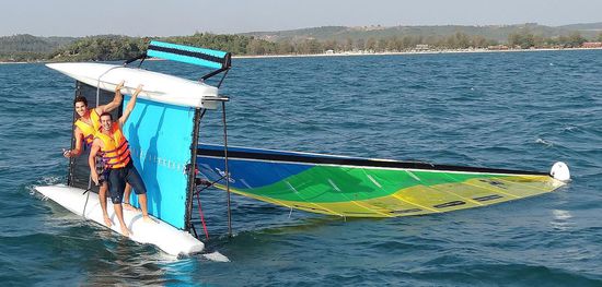 .....Seenot, obwohl traurig sehen die beiden nicht gerade aus, die haben solche Manöver bestimmt schon öfters überwunden, .....