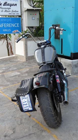 Bei Platzmangel wird das Kennzeichen schon mal hochkant an der Seitentasche befestigt 