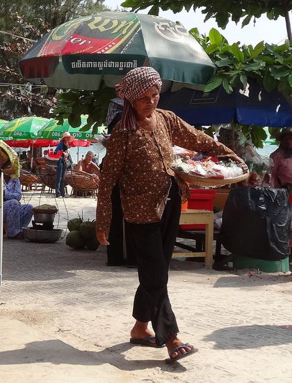 Diese ältere Frau verkauft allerlei Kleinkram, um zu überleben