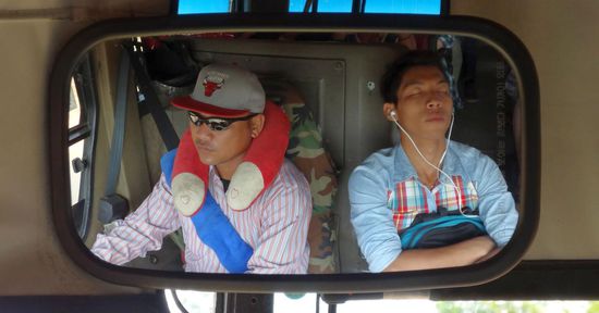 Wenigstens den Rückspiegel hatte ich gut im Blick - der Mann neben dem Fahrer saß die ganzen 4 Stunden auf einem Plastikmülleimer und hat fast durchgängig geschlafen