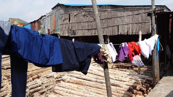 Am Fluß - hier werden massenweise Holzstämme gelagert