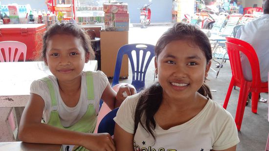 Die beiden haben uns einiges erzählt, bei unserer Trinkpause und uns eines ihrer Lehrbücher gezeigt......