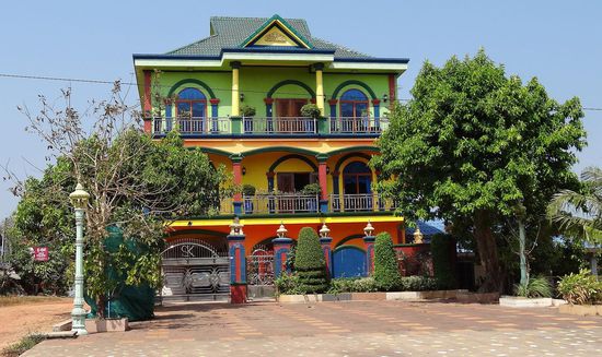 Gleich nach dem Überqueren der Koh Kong Bridge, steht dieses große bunte Haus - einfach nur ein schönes Fotomotiv