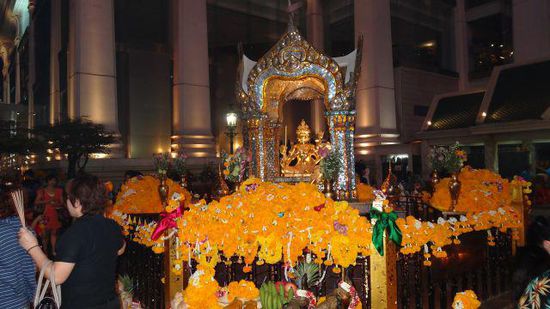 Erawan Shrine - mitten in der Stadt