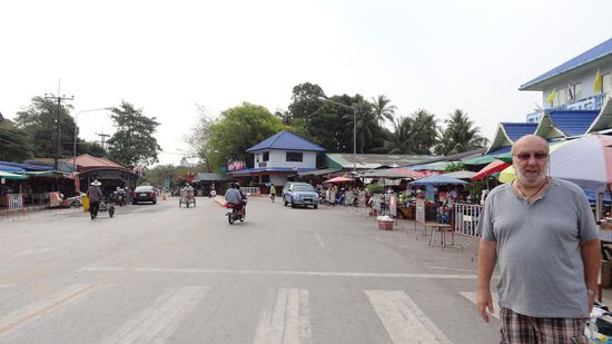 Warten auf den Minibus nach Trat - im Hintergrund Kambodscha