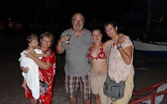 Natalie zwischen uns mit einem Teil Ihrer Familie