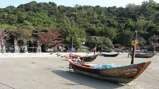Mein langer Strandlauf zum Anfang der Bucht - ein paar km hinter dem Hügel fängt Ban Phe an