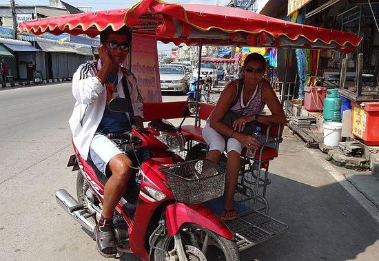 Tuk-Tuk, hier mit Beiwagen anstatt hinten angehangen