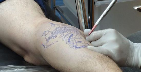 Hatten wir auch noch nicht gesehen, tätowieren per Hand, auf dem Weg zum Night-Market in einem kleinen Tattoo-Studio
