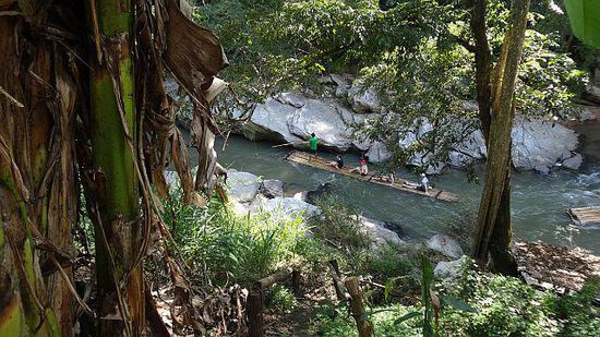 Bamboo-Rafting, auch sehr beliebt bei jungen Leuten