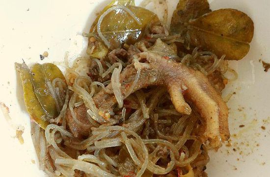 Unsere persönliche Kostprobe, das Huhn sei garantiert nicht aus dem Supermarkt - sieht zwar nicht so aus, aber war wirklich sehr lecker!