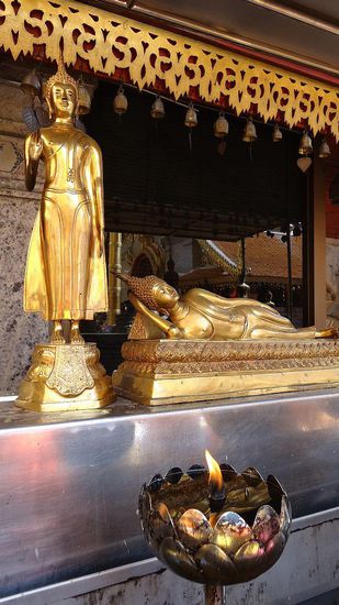 Von Gläubigen werden die Ölbehälter immer wieder mit kleinen Kellen aufgefüllt