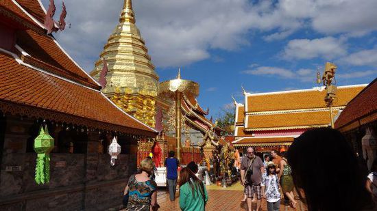 Eingangsbereich mit Blick auf den Wat Doi Suthep