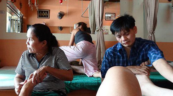 So ist die Aussicht bei einer Fussmassage - im Hintergrund wird gerade jemand mit einer Thai-Massage gequält
