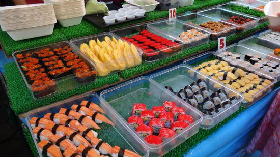 Frisch zubereitetes Sushi auf dem Sonntagsmarkt