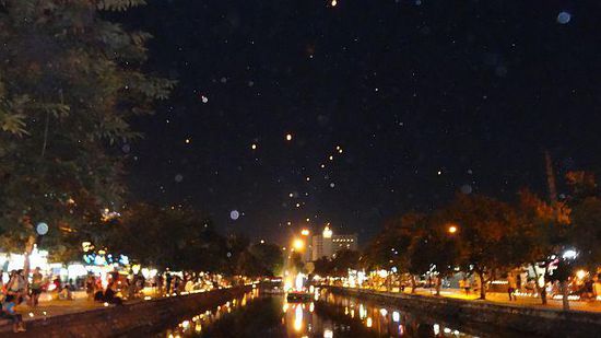 Ging leider nicht besser, die gelben Punkte am Himmel sind alles fliegende Ballons!