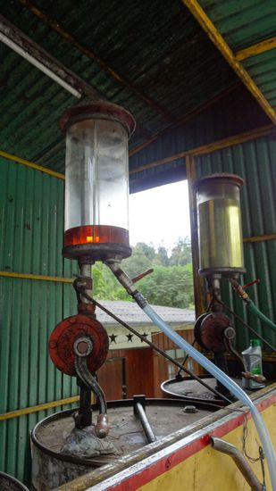 ....mit Tankstelle nebendran.