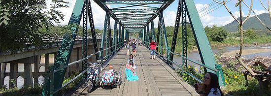 Memorial Bridge - fast alles Chinesen, außer dem Red-Shirt rechts