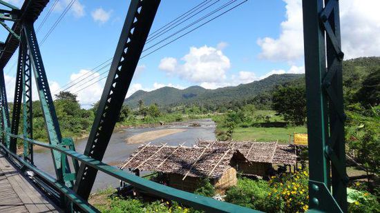 Dort unten wird Bamboo-Rafting angeboten