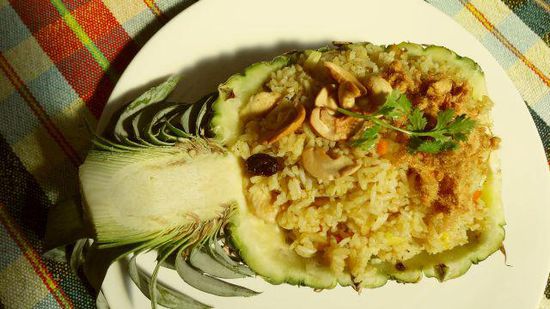 Baked rice with pineapple and chicken
