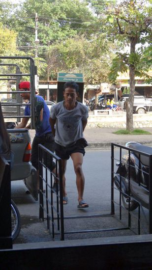 Bierlieferung - bei unserem Essen konnten wir beobachten, wie schnell der mit Bier vollgepackte Kleinlaster leer war