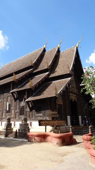 Wat Phantao - ein Teakholztempel, dicht daneben