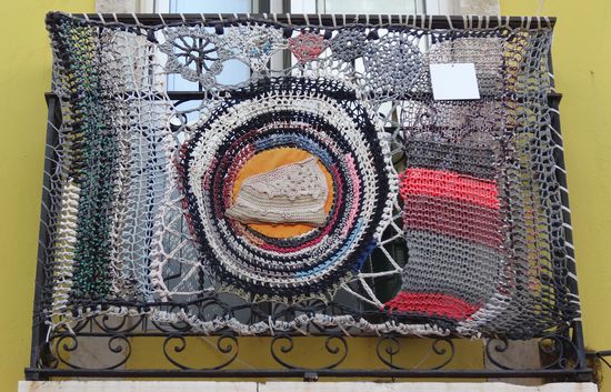 Einige Balkongitter waren kunstvoll behäkelt und bestrickt