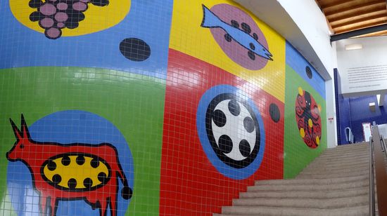 Der Treppenaufgang mit modernen Fliesenbildern dekoriert