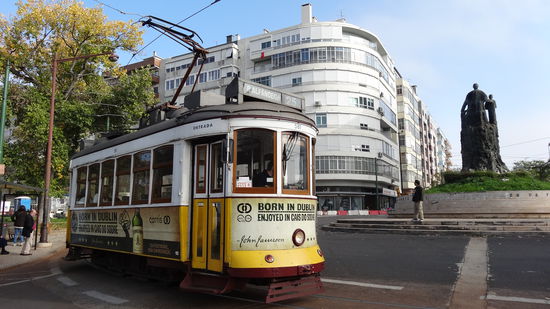 Ein Wagen der Linie 28 an der Station Prazeres