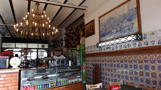 Wie überall in Portugal, viel bunte Azulejos an den Wänden