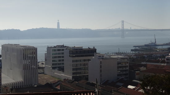 Im Hintergrund die 3,2km lange Hängebrücke "Ponte 25 de Abril"