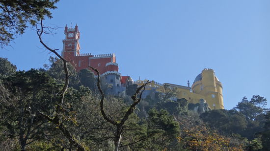  Ist schon ein imposanter Anblick, wenn man das Palacio National da Pena bei der Anfahrt zum ersten Mal erblickt.
Auf Anweisung von König Fernando II., wurde das bislang dort stehende Kloster aus dem 16. Jh. in den Bau dieses neuen Projekts mit einbezogen. Der Architekt hatte den Auftrag, verschiedene Baustile zu vereinen, wirkt vielleicht etwas kitschig und ungewohnt, aber ist dennoch ein echter Hingucker! 