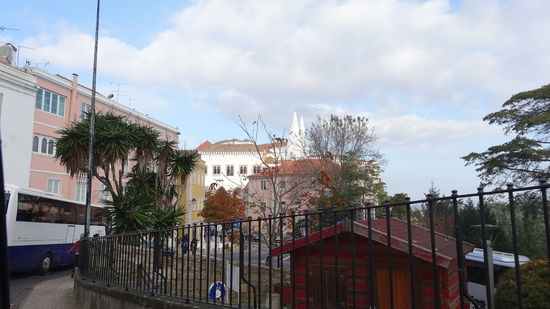 Palacio National de Sintra, die 2 auffälligen Rohre sind Schornsteine für die Küche
König Joao I. liess auf den Grundmauern des maurischen Vorgängerbaus diese Sommerresidenz errichten, auch spätere Generationen änderten einiges, so dass sich auch hier ein Stilmix präsentiert