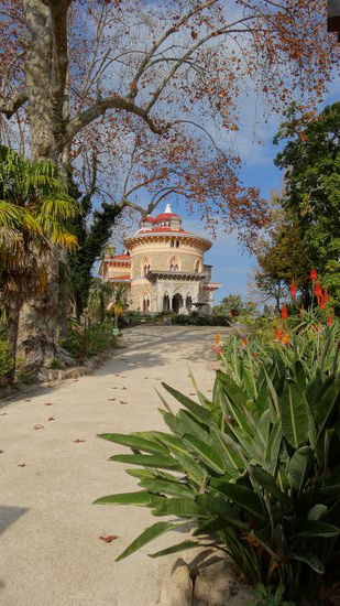 Der Park und das Gebäude wurden im 19. Jh. von einem Engländer angelegt, der Park ist mit Pflanzen aus aller Welt bestückt. Leider ist der Palast in vor einigen Jahren abgebrannt und innen so gut wie leer, nur die Bibliothek ist noch im Original erhalten, alles andere ist erneuert oder repariert 