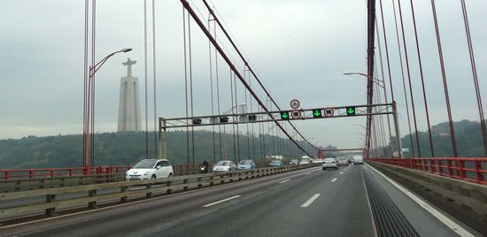 Fahrt über die Ponte 25 de Abril mit Christo Rei auf der linken Seite