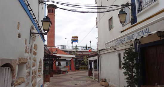 Im Restaurant geradeaus haben wir gegessen, im roten Steinhaus mit dem Schornstein wurde alles frisch gegrillt - auch hier vieles geschlossen