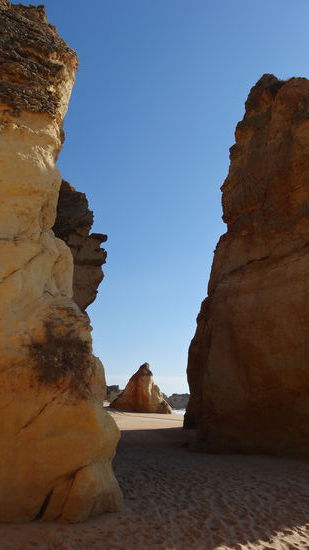 75 Stufen tiefer, und man kann -je nach Tide- von Bucht zu Bucht gehen
