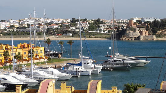 ...auf der anderen Seite des Flusses Arade das ehemalige kleine Fischerdorf Ferragudo