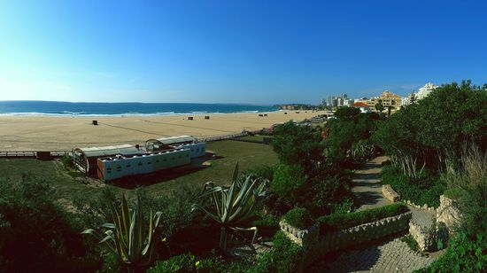 Am Miradouro de Sta. Caterina endet die Praia, die mittlerweile auch nicht mehr von Felsen umsäumt ist