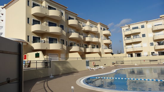 Im linken Gebäudetrakt wohnen wir im ersten Stock mit Blick auf den Pool