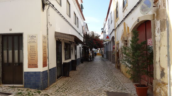 Blick in die fast menschenleeren Gäßchen