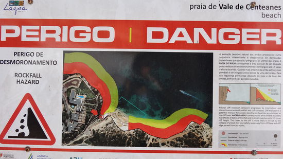 Diese Warntafeln findet man an allen Badebuchten