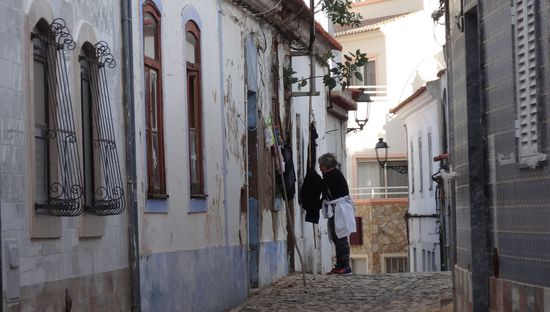 Oben in den Gassen spielt sich der Alltag ab