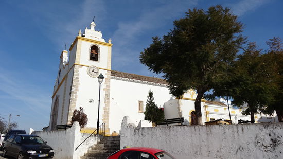 Die weiss getünchte Kirche mit.......