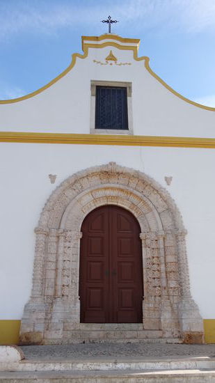 ........reich verziertem Portal