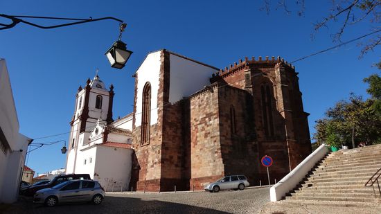 Blick auf die Kathedrale Sé, rechts gehen die Treppen zum Kastell - man kann auch direkt oben parken, sofern Platz am Strassenrand ist