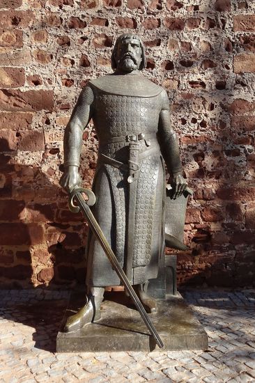 König Sanchos I., direkt neben dem Eingang