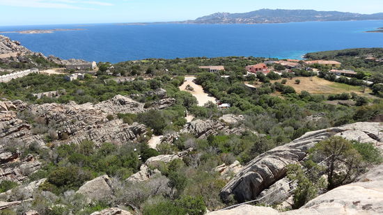 Da unten, ziemlich in der Bildmitte, ist der Parkplatz